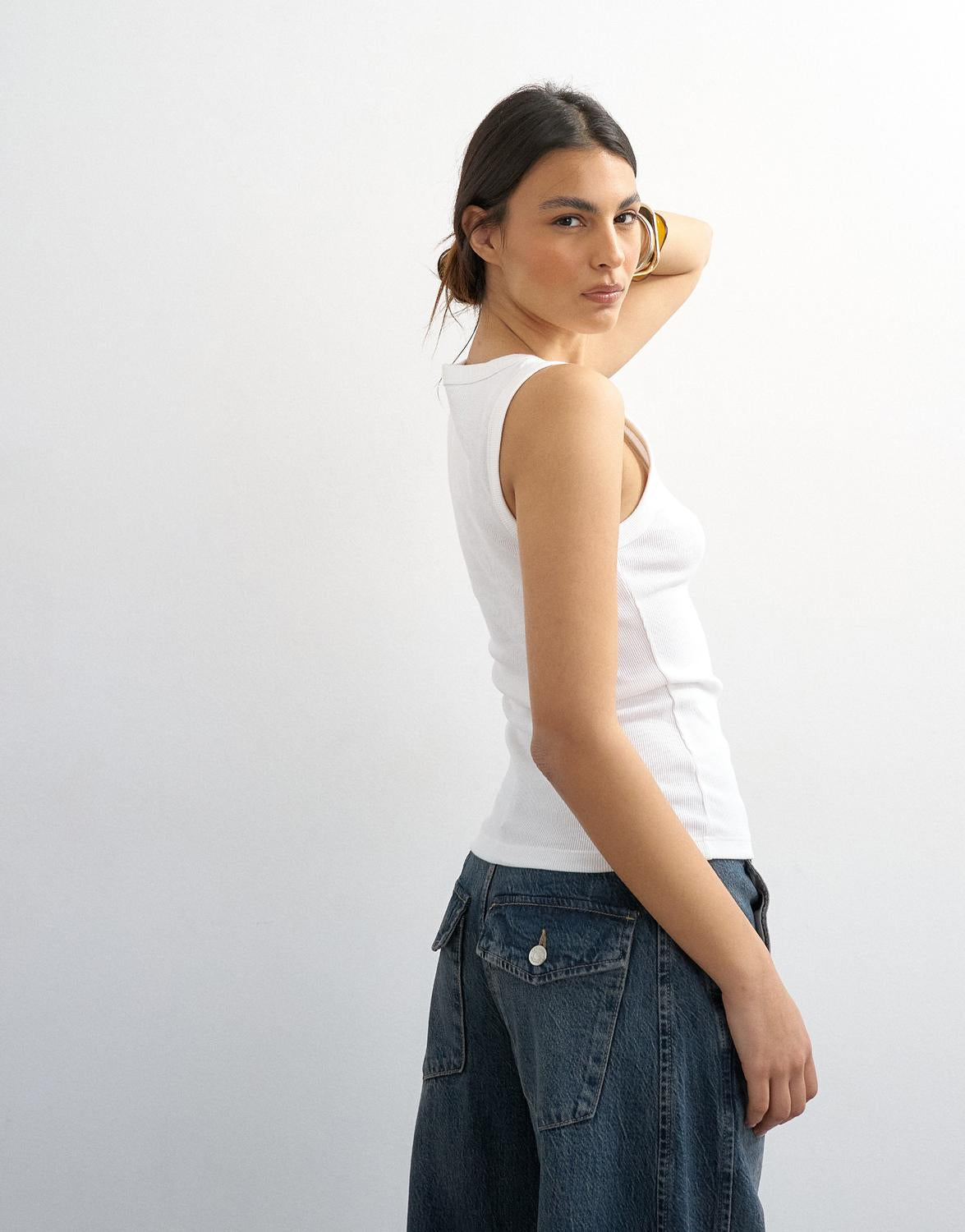 model_shot-back